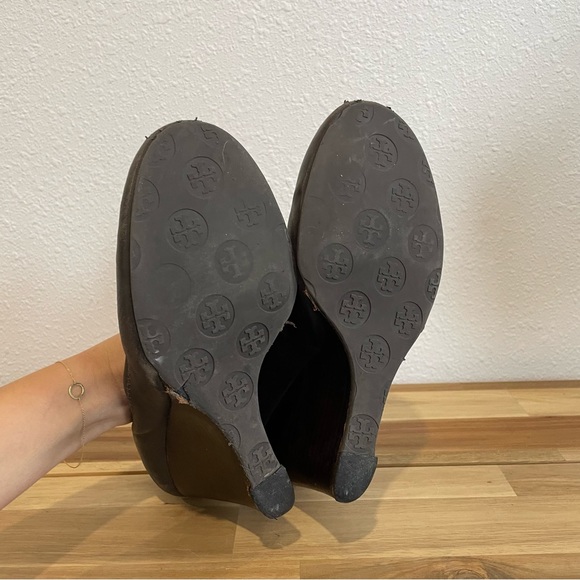 TORY BURCH Sophie Brown Leather Wedge - Picture 6 of 8